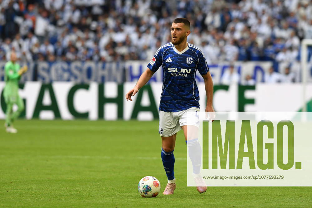 Hasan Kurucay (FC Schalke 04) in Aktion, am Ball, Einzelaktion waehrend des Spiels der 2. Bundesliga zwischen FC Schalke 04 und Eintracht Braunschweig, Veltins-Arena am 17. May 2026 in Gelsenkirchen, Deutschland. (Foto von Ralf Treese DeFodi Images) +++ Hasan Kurucay (FC Schalke 04) controls the ball during the 2. Bundesliga match between FC Schalke 04 and Eintracht Braunschweig at Veltins-Arena on May 17, 2026 in Gelsenkirchen, Germany. (Photo by Ralf Treese DeFodi Images) (Photo by Ralf Treese DeFodi Images) -