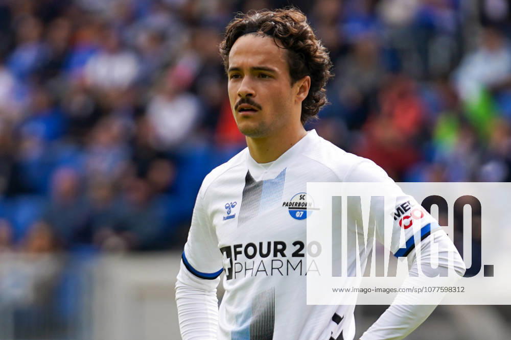 Deutschland: Fußball 2. Liga 2025 2026, 34. Spieltag - SV Darmstadt 98 vs SC Paderborn 07 Merck-Stadion am Böllenfalltor (Darmstadt): Mika Baur (SCP, 14) Portraitfoto, Portrait, Einzelaufnahme, Porträt