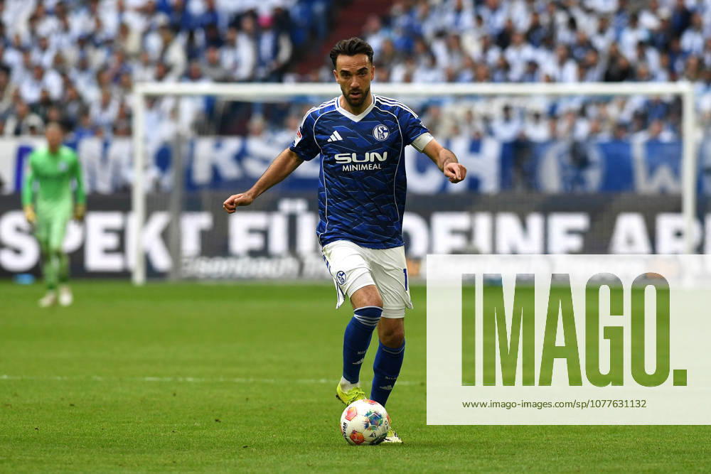 Kenan Karaman (FC Schalke 04) in Aktion, am Ball, Einzelaktion waehrend des Spiels der 2. Bundesliga zwischen FC Schalke 04 und Eintracht Braunschweig, Veltins-Arena am 17. May 2026 in Gelsenkirchen, Deutschland. (Foto von Ralf Treese DeFodi Images) +++ Kenan Karaman (FC Schalke 04) controls the ball during the 2. Bundesliga match between FC Schalke 04 and Eintracht Braunschweig at Veltins-Arena on May 17, 2026 in Gelsenkirchen, Germany. (Photo by Ralf Treese DeFodi Images) (Photo by Ralf Treese DeFodi Images) -