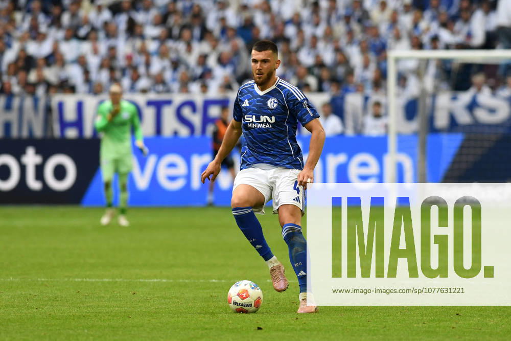 Hasan Kurucay (FC Schalke 04) in Aktion, am Ball, Einzelaktion waehrend des Spiels der 2. Bundesliga zwischen FC Schalke 04 und Eintracht Braunschweig, Veltins-Arena am 17. May 2026 in Gelsenkirchen, Deutschland. (Foto von Ralf Treese DeFodi Images) +++ Hasan Kurucay (FC Schalke 04) controls the ball during the 2. Bundesliga match between FC Schalke 04 and Eintracht Braunschweig at Veltins-Arena on May 17, 2026 in Gelsenkirchen, Germany. (Photo by Ralf Treese DeFodi Images) (Photo by Ralf Treese DeFodi Images) -