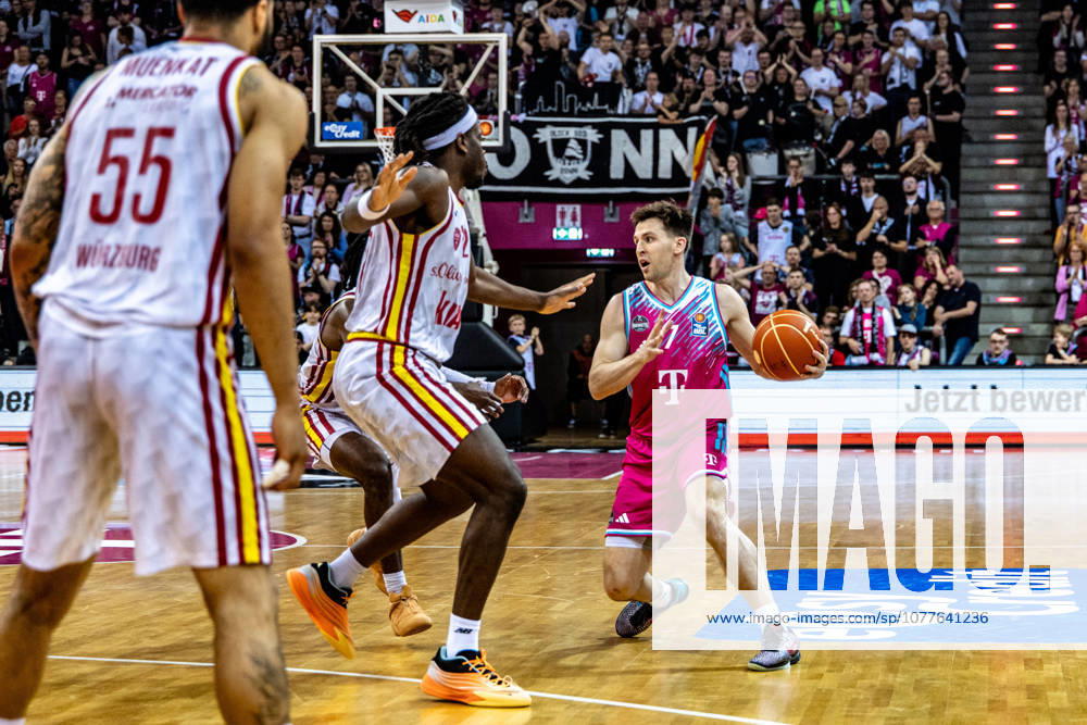 Grayson Murphy (Telekom Baskets Bonn, 07). Vs Jervis Scheffs (Fitness First Wuerzburg Baskets, 02) Telekom Baskets Bonn vs. Fitness First Wuerzburg Baskets, Basketball, easy Credit BBL, Playoffs, Viertelfinale, 2. Spieltag, 2025 2026, 18.05.2026 Telekom Baskets Bonn vs. Fitness First Wuerzburg Baskets, Basketball, easy Credit BBL, Playoffs, Viertelfinale, 2. Spieltag, 2025 2026, 18.05.2026 Bonn