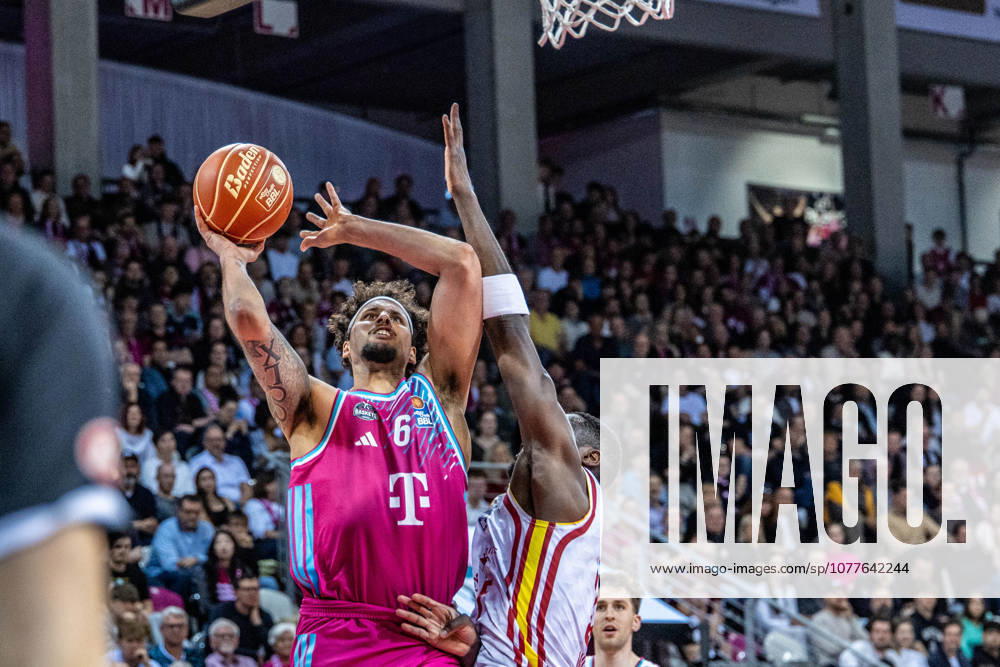 Michael Kessens (Telekom Baskets Bonn, 06) vs Johnathan Stove (Fitness First Wuerzburg Baskets, 22) Telekom Baskets Bonn vs. Fitness First Wuerzburg Baskets, Basketball, easy Credit BBL, Playoffs, Viertelfinale, 2. Spieltag, 2025 2026, 18.05.2026 Telekom Baskets Bonn vs. Fitness First Wuerzburg Baskets, Basketball, easy Credit BBL, Playoffs, Viertelfinale, 2. Spieltag, 2025 2026, 18.05.2026 Bonn