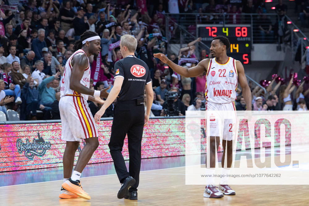 Charles Thompson (Fitness First Wuerzburg Baskets, 32) spricht nach seinem 5. Foul mit dem Schiedsrichter Telekom Baskets Bonn vs. Fitness First Wuerzburg Baskets, Basketball, easy Credit BBL, Playoffs, Viertelfinale, 2. Spieltag, 2025 2026, 18.05.2026 Telekom Baskets Bonn vs. Fitness First Wuerzburg Baskets, Basketball, easy Credit BBL, Playoffs, Viertelfinale, 2. Spieltag, 2025 2026, 18.05.2026 Bonn
