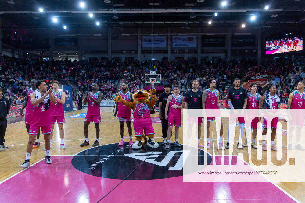 Die Mannschaft der Telekom Baskets Bonn freuen sich ueber den Sieg Telekom Baskets Bonn vs. Fitness First Wuerzburg Baskets, Basketball, easy Credit BBL, Playoffs, Viertelfinale, 2. Spieltag, 2025 2026, 18.05.2026 Telekom Baskets Bonn vs. Fitness First Wuerzburg Baskets, Basketball, easy Credit BBL, Playoffs, Viertelfinale, 2. Spieltag, 2025 2026, 18.05.2026 Bonn