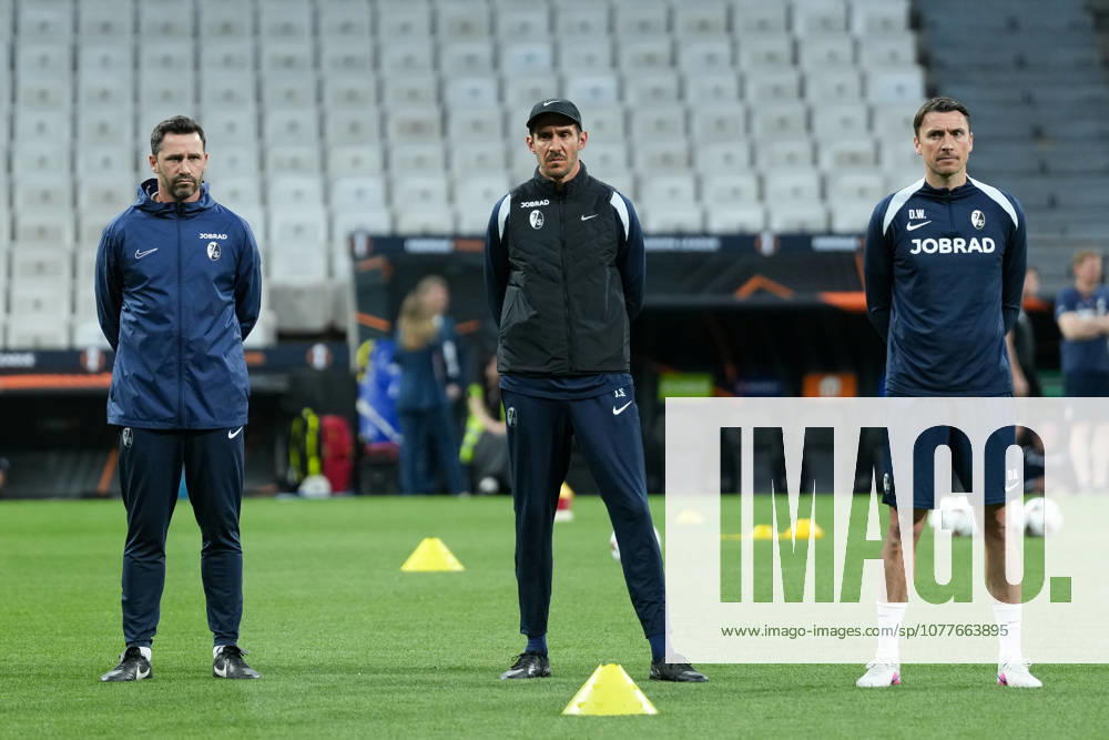 Julian Schuster (SC Freiburg, Trainer) mit seinen Trainer Kollegen beim Abschlusstraining , Türkei, Fussball, UEFA Europa League, Finale, 2025 2026, SC Freiburg vs. Aston Villa, 19.05.2026, TüpraÅü Stadium, BeÅüiktaÅü Park, Istanbul Istanbul TüpraÅü Stadium, BeÅüiktaÅü Par Istanbul Türkei