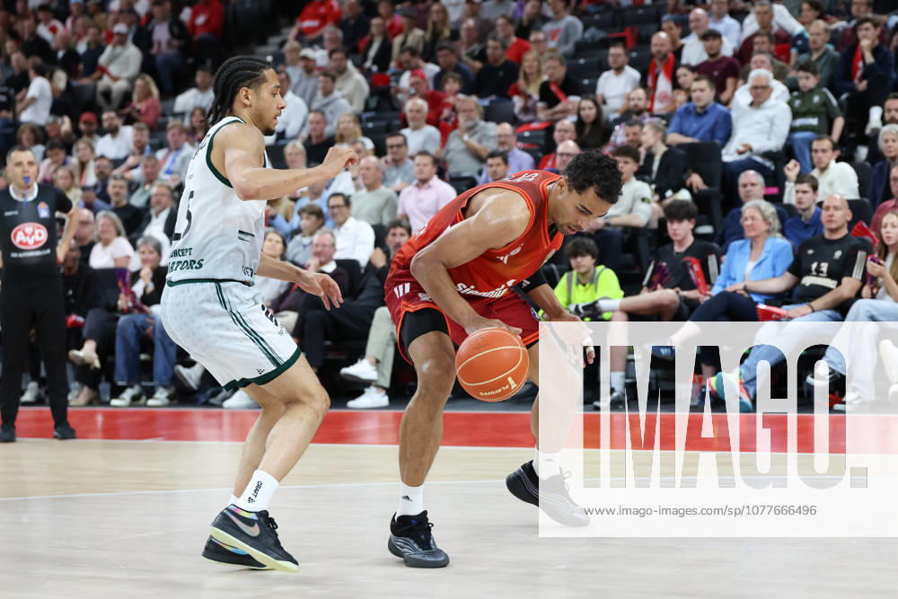 Oscar da Silva (FC Bayern Basketball, 01) mit Jordan Roland (Vet Concept Gladiators Trier, 15), GER, FC Bayern Basketball vs. Vet Concept Gladiators Trier, Basketball, easycredit Basketball Bundesliga, Playoffs, Viertelfinale, Saison 2025 2026, 19.05.2026, GER, FC Bayern Basketball vs. Vet Concept Gladiators Trier, Basketball, easycredit Basketball Bundesliga, Playoffs, Viertelfinale, Saison 2025 2026, 19.05.2026 Muenchen