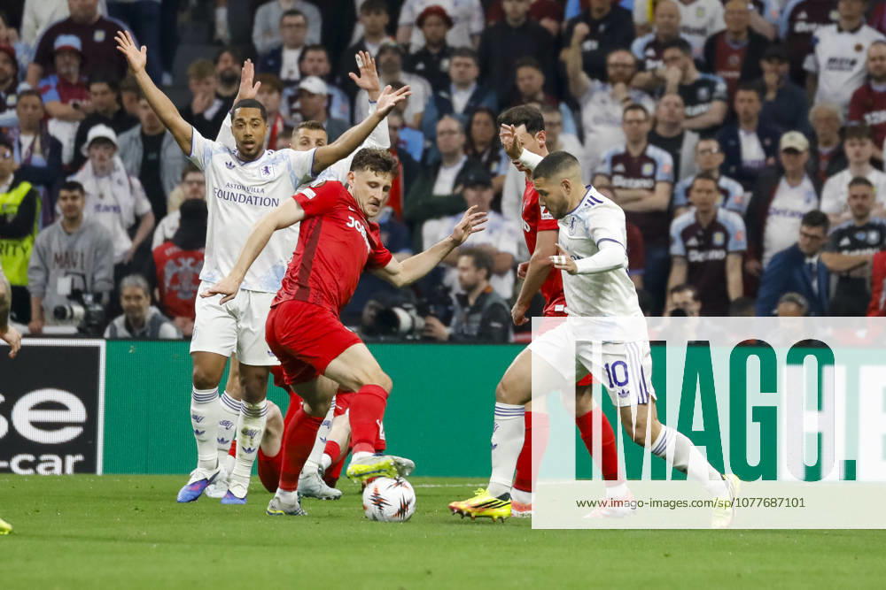 Maximilian Eggestein (SC Freiburg, 08) und Emiliano Buendia (Aston Villa, 10) im Zweikampf , Türkei, Fussball, UEFA Europa League, Finale, 2025 2026, SC Freiburg vs. Aston Villa, 20.05.2026, Istanbul Besiktas Park Türkei