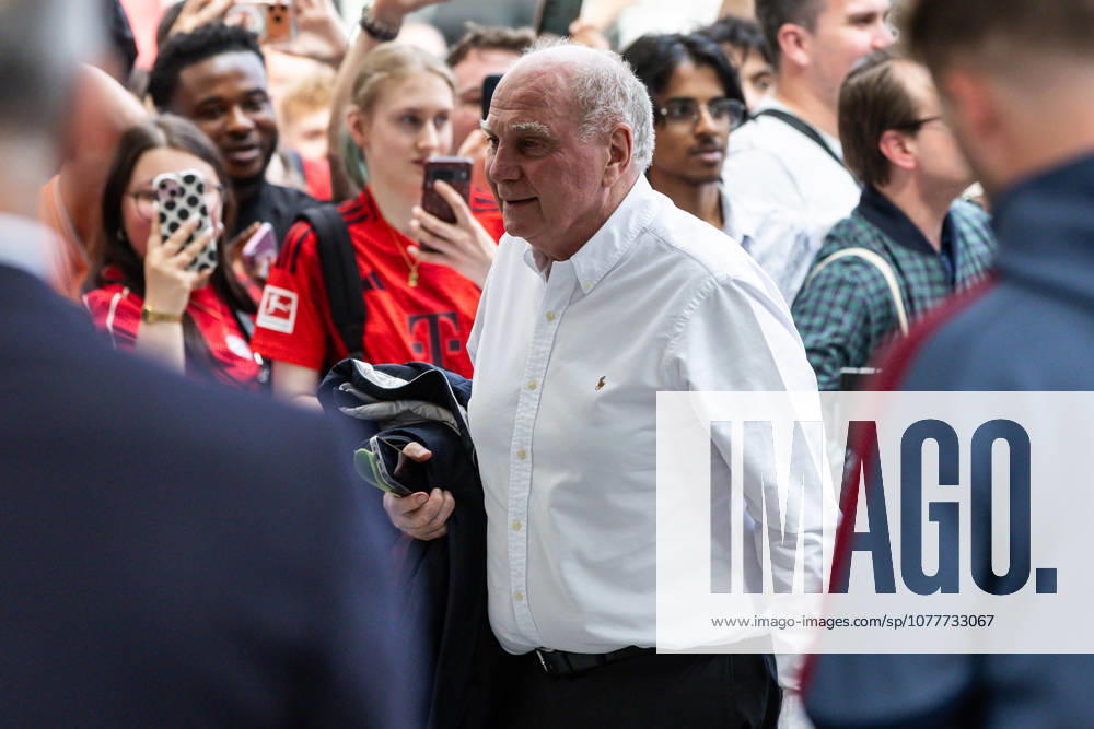 GER, DFB-Pokalfinale, Training und Pressekonferenz, FC Bayern München - VfB Stuttgart. 22.05.2026, Olympiastadion, Olympiastadion, GER, DFB-Pokalfinale, Training und Pressekonferenz, FC Bayern München - VfB Stuttgart. Uli Hoeneß bei der Ankunft am Hotel Â