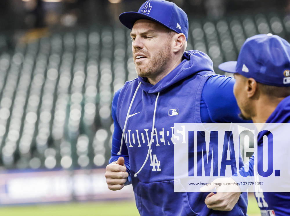 Los Angeles Dodgers first baseman Freddie Freeman (L) warms up before the start of the MLB, Baseball Herren, USA game between the Los Angeles Dodgers and the Milwaukee Brewers at American Family Field in Milwaukee, Wisconsin on Friday, May 22, 2026. MIL20260522806 TANNENxMAURY