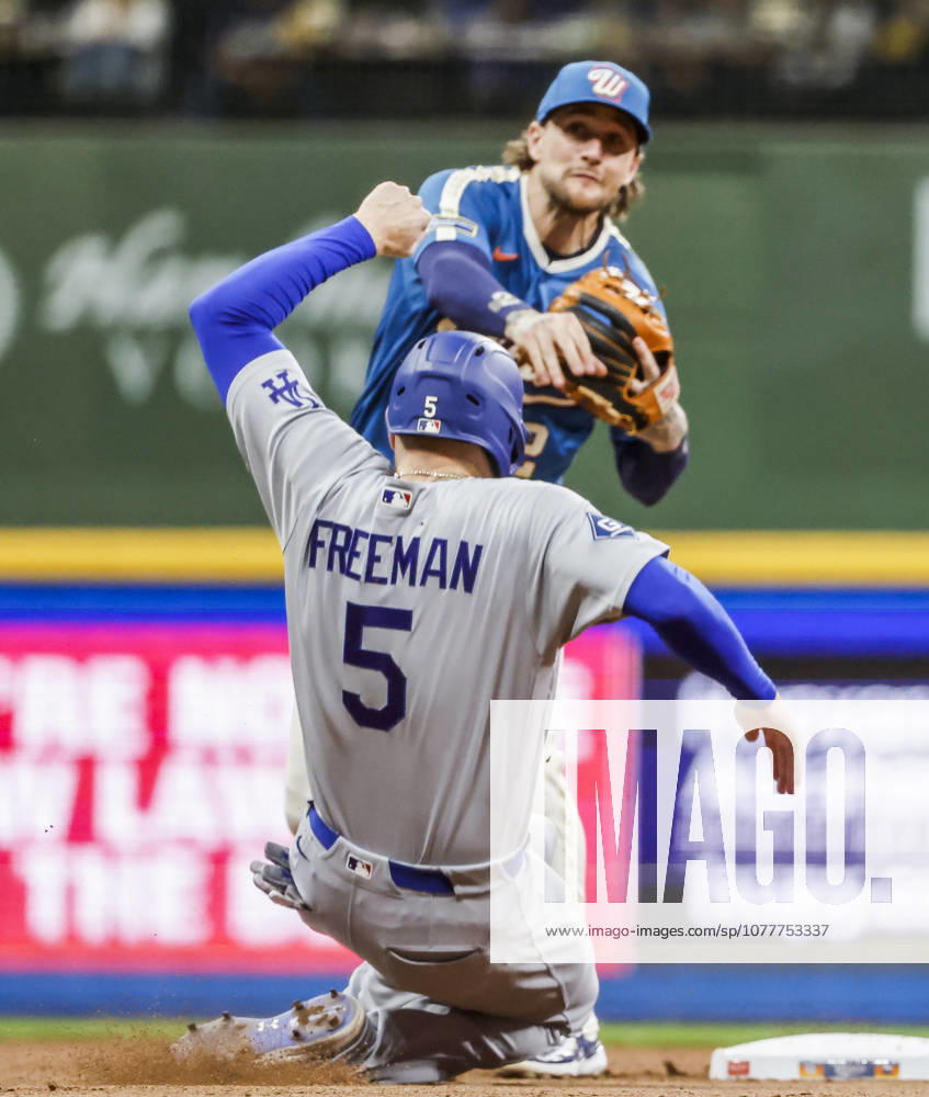 Los Angeles Dodgers first baseman Freddie Freeman is forced out by Milwaukee Brewers second baseman Brice Turang in the seventh inning of the MLB, Baseball Herren, USA game between the Los Angeles Dodgers and the Milwaukee Brewers at American Family Field in Milwaukee, Wisconsin on Friday, May 22, 2026. MIL20260522844 TANNENxMAURY