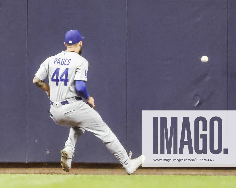 Los Angeles Dodgers center fielder Andy Pages chases a ball off the wall hit for an RBI double by Milwaukee Brewers first baseman Andrew Vaughn in the second inning of the MLB, Baseball Herren, USA game between the Los Angeles Dodgers and the Milwaukee Brewers at American Family Field in Milwaukee, Wisconsin on Friday, May 22, 2026. MIL20260522825 TANNENxMAURY