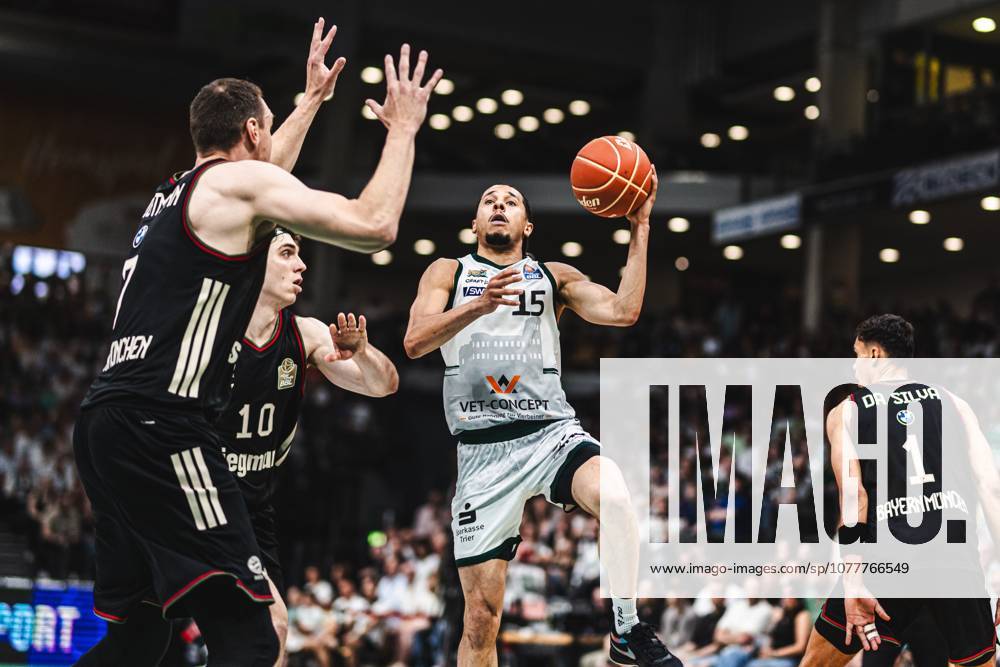 Jordan Roland (Gladiators Trier) im Zweikampf mit Justinian Jessup (FC Bayern Muenchen Basketball) und Johannes Voigtmann (FC Bayern Muenchen Basketball), Vet Concept Gladiators Trier vs FC Bayern Muenchen Basketball, Basketball, easyCredit BBL, Playoffs, Viertelfinale, Spiel 3, Saison 2025 2026, 23.05.2026 Vet Concept Gladiators Trier vs FC Bayern Muenchen Basketball, Basketball, easyCredit BBL, Playoffs, Viertelfinale, Spiel 3, Saison 2025 2026