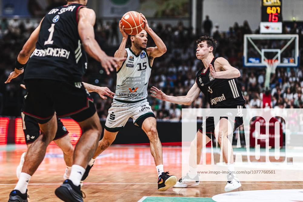 Jordan Roland (Gladiators Trier) im Zweikampf mit Osacar das Silva (FC Bayern Muenchen Basketball) und Neno Dimitrijevic (FC Bayern Muenchen Basketball), Vet Concept Gladiators Trier vs FC Bayern Muenchen Basketball, Basketball, easyCredit BBL, Playoffs, Viertelfinale, Spiel 3, Saison 2025 2026, 23.05.2026 Vet Concept Gladiators Trier vs FC Bayern Muenchen Basketball, Basketball, easyCredit BBL, Playoffs, Viertelfinale, Spiel 3, Saison 2025 2026