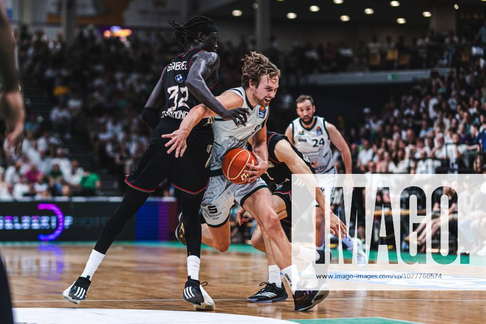 Marco Hollersbacher (Gladiators Trier) im Zweikampf mit Wenyen Gabriel (FC Bayern Muenchen Basketball), Vet Concept Gladiators Trier vs FC Bayern Muenchen Basketball, Basketball, easyCredit BBL, Playoffs, Viertelfinale, Spiel 3, Saison 2025 2026, 23.05.2026 Vet Concept Gladiators Trier vs FC Bayern Muenchen Basketball, Basketball, easyCredit BBL, Playoffs, Viertelfinale, Spiel 3, Saison 2025 2026