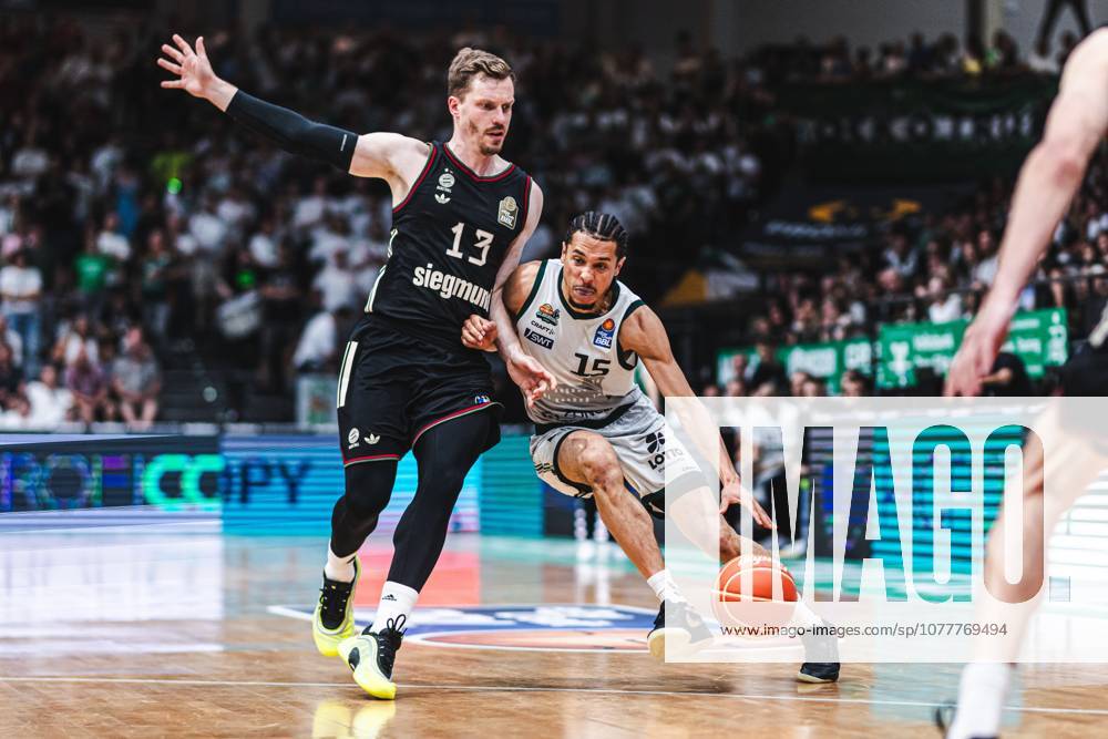 Jordan Roland (Gladiators Trier) im Zweikampf mit Andreas Obst (FC Bayern Muenchen Basketball), Vet Concept Gladiators Trier vs FC Bayern Muenchen Basketball, Basketball, easyCredit BBL, Playoffs, Viertelfinale, Spiel 3, Saison 2025 2026, 23.05.2026 Vet Concept Gladiators Trier vs FC Bayern Muenchen Basketball, Basketball, easyCredit BBL, Playoffs, Viertelfinale, Spiel 3, Saison 2025 2026