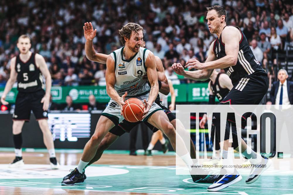 Marco Hollersbacher (Gladiators Trier) im Zweikampf mit Osacar das Silva (FC Bayern Muenchen Basketball) und Johannes Voigtmann (FC Bayern Muenchen Basketball), Vet Concept Gladiators Trier vs FC Bayern Muenchen Basketball, Basketball, easyCredit BBL, Playoffs, Viertelfinale, Spiel 3, Saison 2025 2026, 23.05.2026 Vet Concept Gladiators Trier vs FC Bayern Muenchen Basketball, Basketball, easyCredit BBL, Playoffs, Viertelfinale, Spiel 3, Saison 2025 2026