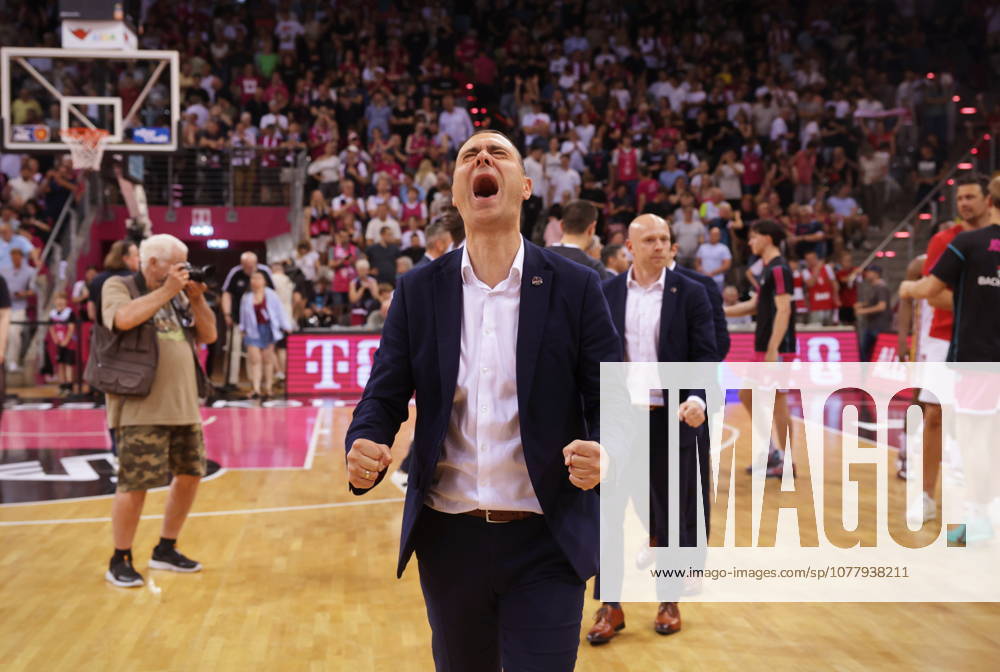 Trainer Marko Stankovic Telekom Baskets Bonn - Jubel nach Sieg vs. Fitness First Würzburg (Wuerzburg) Baskets Playoffs Viertelfinale Spiel 5 - Saison 2025 26