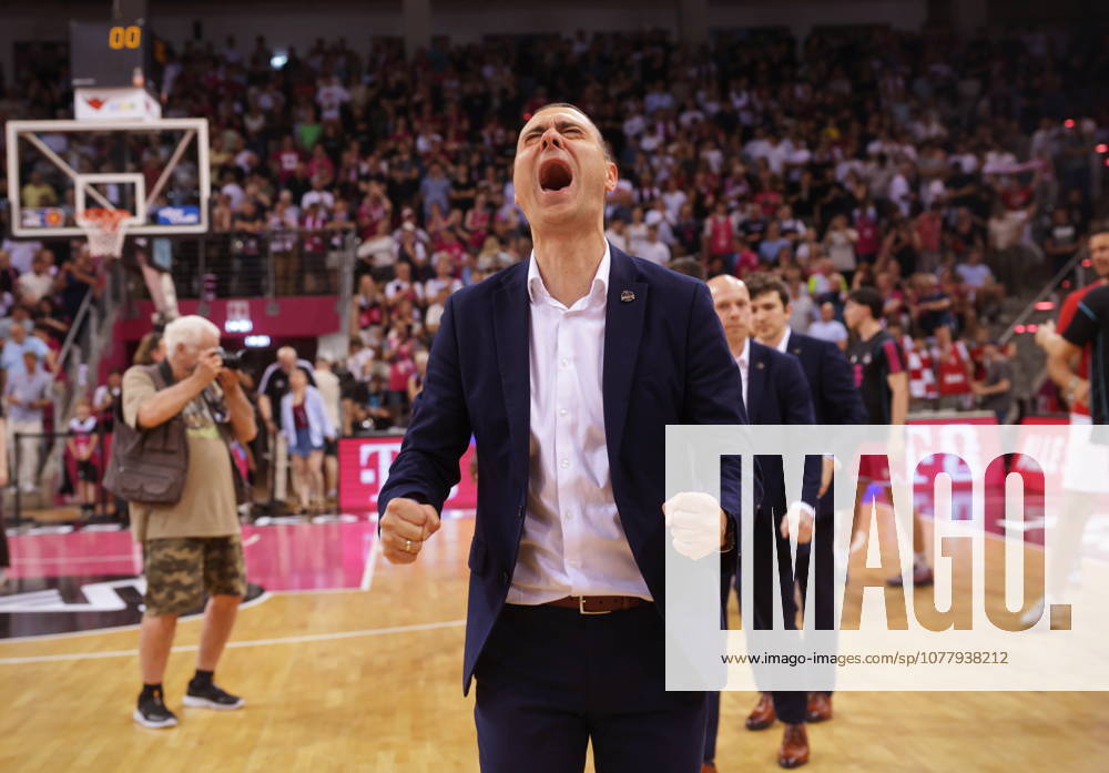 Trainer Marko Stankovic Telekom Baskets Bonn - Jubel nach Sieg vs. Fitness First Würzburg (Wuerzburg) Baskets Playoffs Viertelfinale Spiel 5 - Saison 2025 26