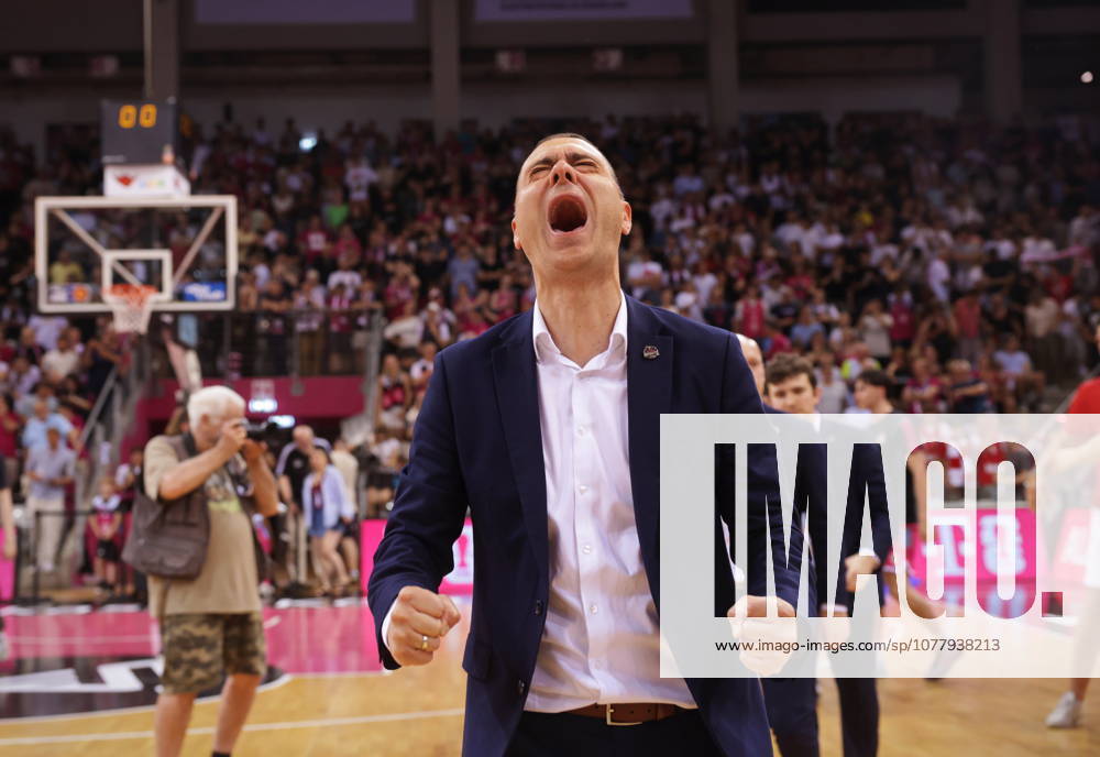 Trainer Marko Stankovic Telekom Baskets Bonn - Jubel nach Sieg vs. Fitness First Würzburg (Wuerzburg) Baskets Playoffs Viertelfinale Spiel 5 - Saison 2025 26