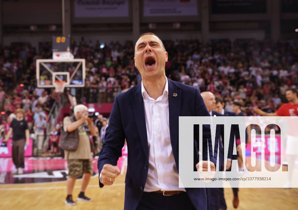 Trainer Marko Stankovic Telekom Baskets Bonn - Jubel nach Sieg vs. Fitness First Würzburg (Wuerzburg) Baskets Playoffs Viertelfinale Spiel 5 - Saison 2025 26