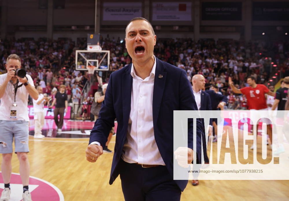 Trainer Marko Stankovic Telekom Baskets Bonn - Jubel nach Sieg vs. Fitness First Würzburg (Wuerzburg) Baskets Playoffs Viertelfinale Spiel 5 - Saison 2025 26