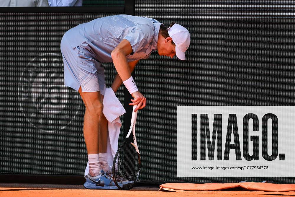 Jannik SINNER of Italy looks injured during the fifth day of the Roland-Garros 2026, French Open 2026, Grand Slam tennis tournament at Roland-Garros Stadium on May 28, 2026 in Paris, France. Roland Garros 2026 - Day 5 - ZUMAm308 20260528_zsp_m308_027