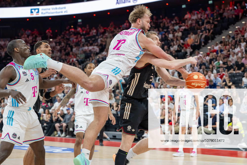 Melvin Jostmann 12 (Telekom Baskets Bonn) wehrt den Bll von Niels Giffey 5 (FC Bayern Basketball) ab, FC Bayern Basketball vs. Telekom Baskets Bonn, BBL, Halbfinale 1, 30.05.2026 Muenchen Bayern Deutschland
