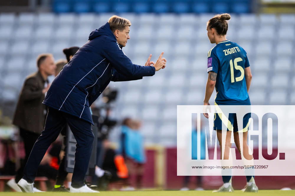 Head coach Tony Gustavsson and Julia Zigiotti Olme of Sweden during the FIFA Womens World Cup Qualifier football match between Denmark and Sweden on June 5, 2026 in Odense. Photo: Ludvig Thunman BILDBYRAN kod LT LT0798 fotboll football soccer fotball vm-kval kval fifa womens world cup qualifier qualifier danmark sverige sweden denmark dam bbeng
