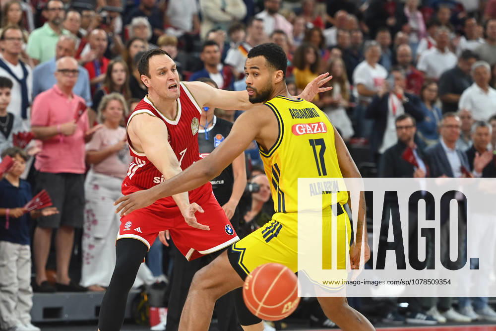 Johannes VOIGTMANN (FCB), Aktion,Zweikampf gegen Norris AGBAKOKO (Berlin). Basketball BBL,Saison 2025 2026 Play Off Finale Spiel 2, FC Bayern Muenchen - Alba Berlin am 14.06.2026 S A P G A R D EN