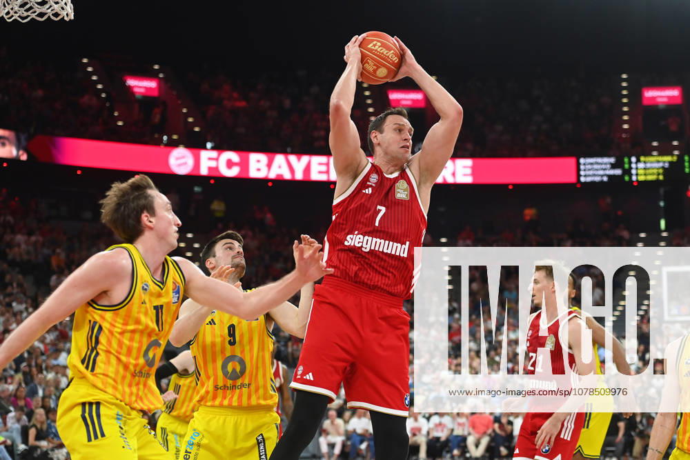 Johannes VOIGTMANN (FCB), Aktion,Zweikampf gegen Jonas MATTISSECK (Alba Berlin) und Moses WOOD (Berlin). Basketball BBL,Saison 2025 2026 Play Off Finale Spiel 2, FC Bayern Muenchen - Alba Berlin am 14.06.2026 S A P G A R D EN