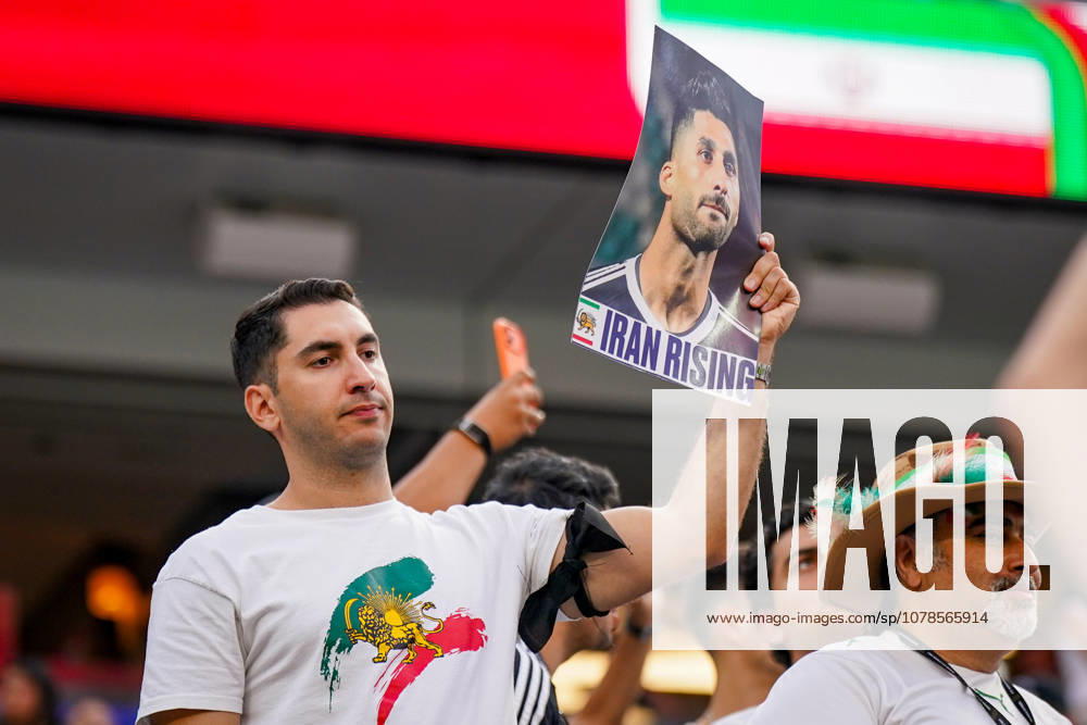 USA: Fußball FIFA World Cup, WM, Weltmeisterschaft, Fussball 2026 Gruppenphase Gruppe G Iran vs Neuseeland SoFi Stadium (Inglewood, Los Angeles County, Kalifornien): Ein iranischer Fan verfolgt das WM-Spiel von den Tribünen aus und hält ein Porträtfoto eines Fußballspielers mit der Aufschrift Iran Rising in die Höhe. Das Motiv verweist auf die Unterstützung der iranischen Opposition, die Protestbewegung und die politische Identität von Exil-Iranern. Die historische Löwen-und-Sonne-Symbolik gilt als Zeichen des Widerstands gegen die Islamische Republik.