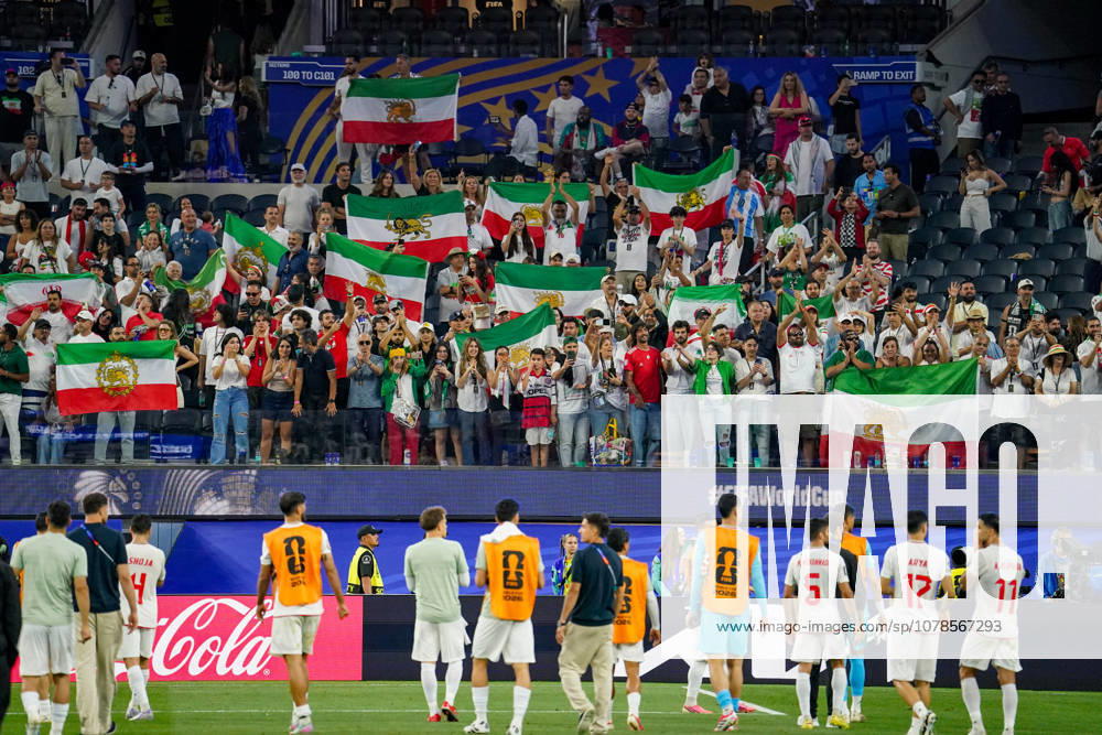 USA: Fußball FIFA World Cup, WM, Weltmeisterschaft, Fussball 2026 Gruppenphase Gruppe G Iran vs Neuseeland SoFi Stadium (Inglewood, Los Angeles County, Kalifornien): Iranische Fans feiern ihre Mannschaft nach dem Spiel und zeigen zahlreich die historische Löwen-und-Sonne-Flagge. Die vorrevolutionäre Flagge gilt als Symbol der iranischen Opposition und wird von vielen Exil-Iranern verwendet. Das Motiv steht für Fankultur, die iranische Diaspora, politische Identität und Solidarität im Umfeld der FIFA-Weltmeisterschaft 2026.