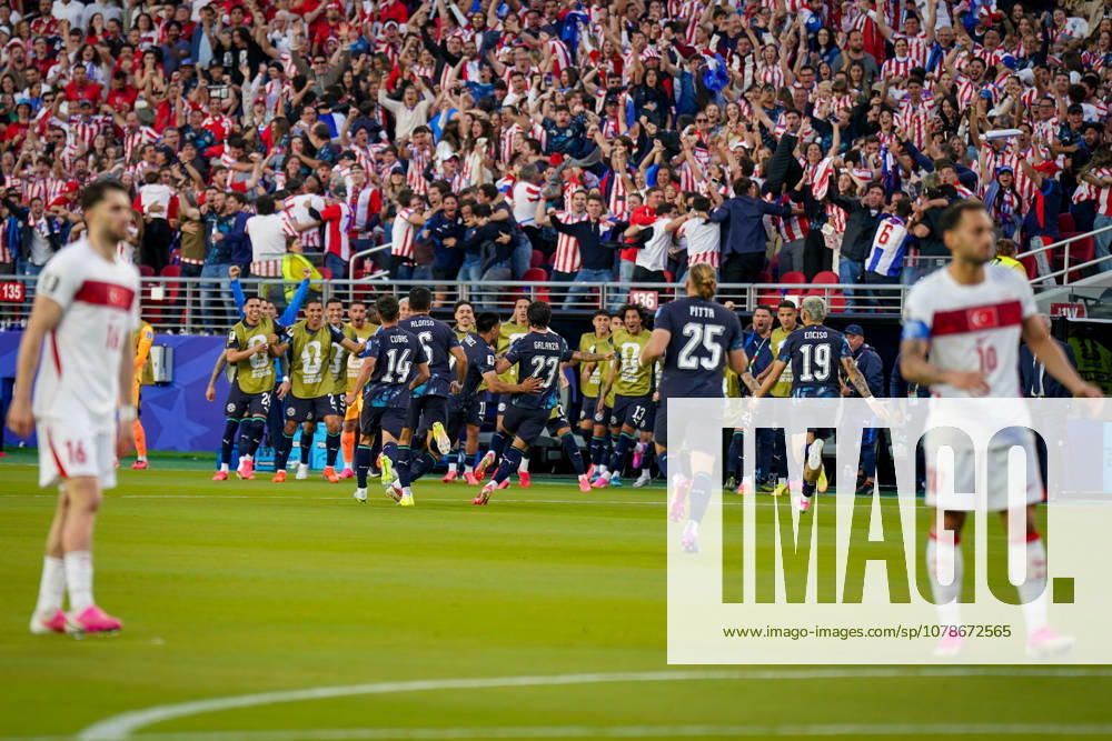 USA: Fußball FIFA World Cup, WM, Weltmeisterschaft, Fussball 2026 Gruppenphase Gruppe D Türkei vs Paraguay Levis Stadium (Santa Clara, San Francisco Bay Area, Santa Clara County, Kalifornien): Tor und Torjubel zum 1:0 durch Mathias Villasanti Mathias Villasanti (Paraguay, 23) Freude, Emotionen, Jubel