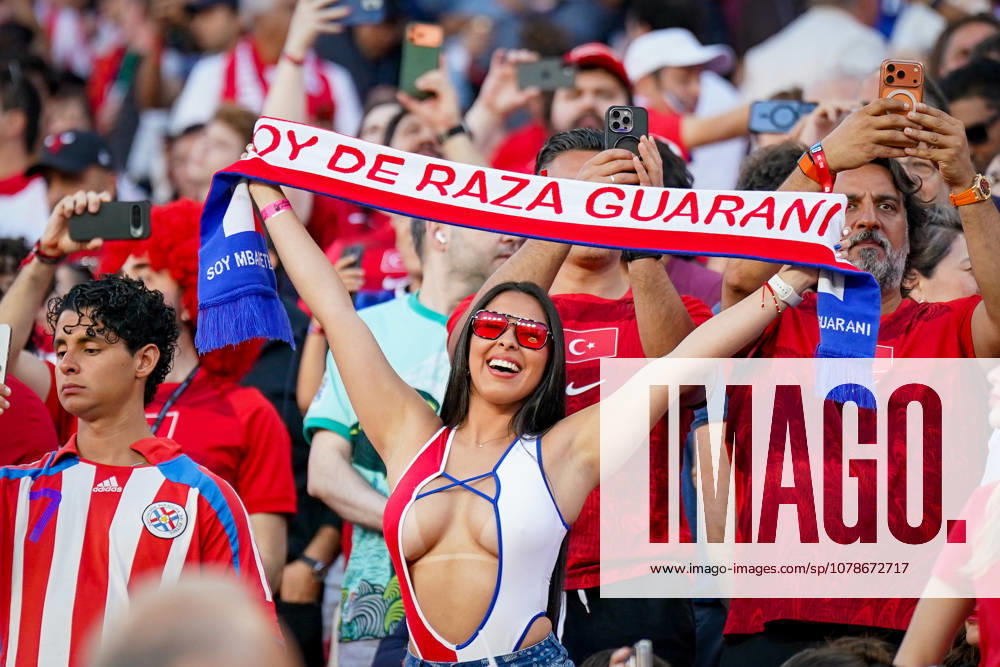 USA: Fußball FIFA World Cup, WM, Weltmeisterschaft, Fussball 2026 Gruppenphase Gruppe D Türkei vs Paraguay Levis Stadium (Santa Clara, San Francisco Bay Area, Santa Clara County, Kalifornien): Paraguayische Fußballfans sorgen mit Schals, Fanbekleidung und Smartphones für Stimmung auf den Tribünen. Eine Anhängerin präsentiert einen Schal mit der Aufschrift Soy de raza Guarani. Die Szene steht für Fankultur, Identität und Atmosphäre während eines Spiels der FIFA Fußball-Weltmeisterschaft 2026. Keywords: Paraguay, Fans, Anhänger, Guarani, Fan-Schal, Jubel, Stimmung, Tribüne, Smartphone, Supporter, Fankultur, WM 2026, Fußball.