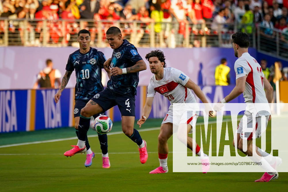 USA: Fußball FIFA World Cup, WM, Weltmeisterschaft, Fussball 2026 Gruppenphase Gruppe D Türkei vs Paraguay Levis Stadium (Santa Clara, San Francisco Bay Area, Santa Clara County, Kalifornien): Juan Caceres Juan Caceres (Paraguay, 4) Ã?ngel Romero Angel Romero (Paraguay, 10) OÄüuz AYDIN Oguz AYDIN (Turkey 20)