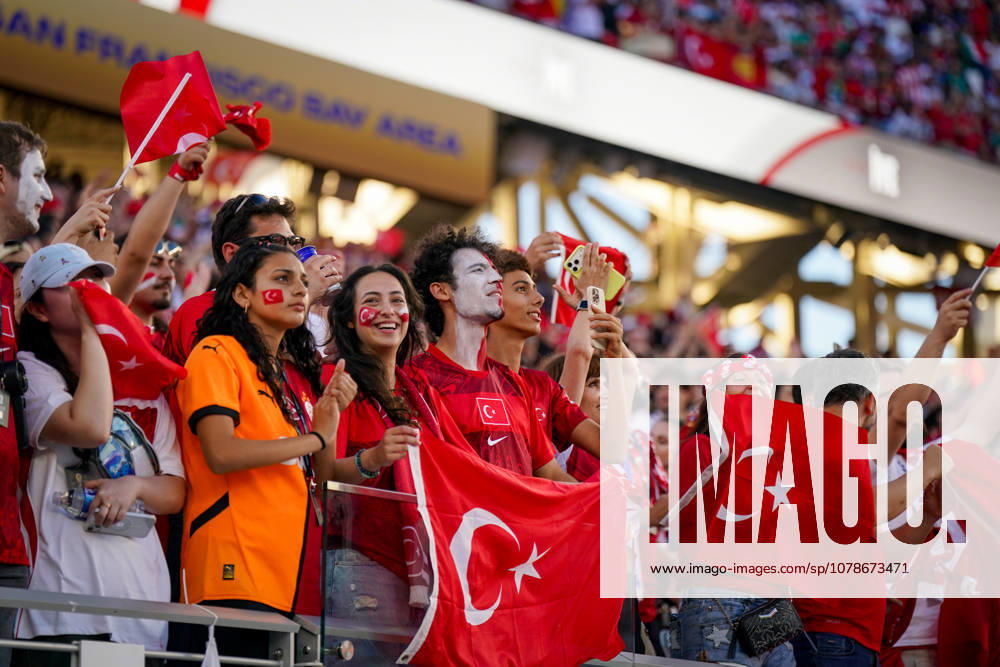 USA: Fußball FIFA World Cup, WM, Weltmeisterschaft, Fussball 2026 Gruppenphase Gruppe D Türkei vs Paraguay Levis Stadium (Santa Clara, San Francisco Bay Area, Santa Clara County, Kalifornien): Türkei, türkische Fans, Fanblock, Supporter, Anhänger, türkische Flaggen, Nationalflagge, Gesichtsbemalung, Fanschminke, Jubel, Emotionen, Stimmung, Fankultur, Zuschauer, Tribüne, Smartphone, Selfie, junge Fans, Frauen, Männer, Stadion, Fußballfans, Nationalmannschaft, FIFA World Cup 2026, FIFA Fußball-Weltmeisterschaft 2026, Levis Stadium, Santa Clara, San Francisco Bay Area, Kalifornien, USA.