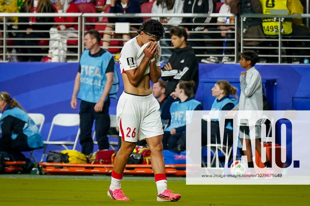 USA: Fußball FIFA World Cup, WM, Weltmeisterschaft, Fussball 2026 Gruppenphase Gruppe D Türkei vs Paraguay Levis Stadium (Santa Clara, San Francisco Bay Area, Santa Clara County, Kalifornien): Berke ÖZER Berke OZER (Turkey 26) traurig, niedergeschlagen, enttäuscht