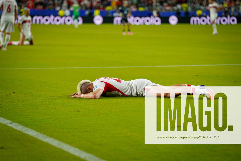 USA: Fußball FIFA World Cup, WM, Weltmeisterschaft, Fussball 2026 Gruppenphase Gruppe D Türkei vs Paraguay Levis Stadium (Santa Clara, San Francisco Bay Area, Santa Clara County, Kalifornien): Yusuf AKÇİÇEK Yusuf AKCICEK (Turkey 21) am Boden Enttäuschung, Trauer, vergebene Torchancen, Niederlage, Geste, Gestik, Emotion