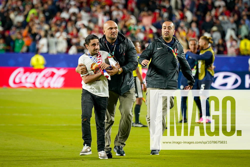 USA: Fußball FIFA World Cup, WM, Weltmeisterschaft, Fussball 2026 Gruppenphase Gruppe D Türkei vs Paraguay Levis Stadium (Santa Clara, San Francisco Bay Area, Santa Clara County, Kalifornien): Flitzer wird von Security vom Spielfeld geführt