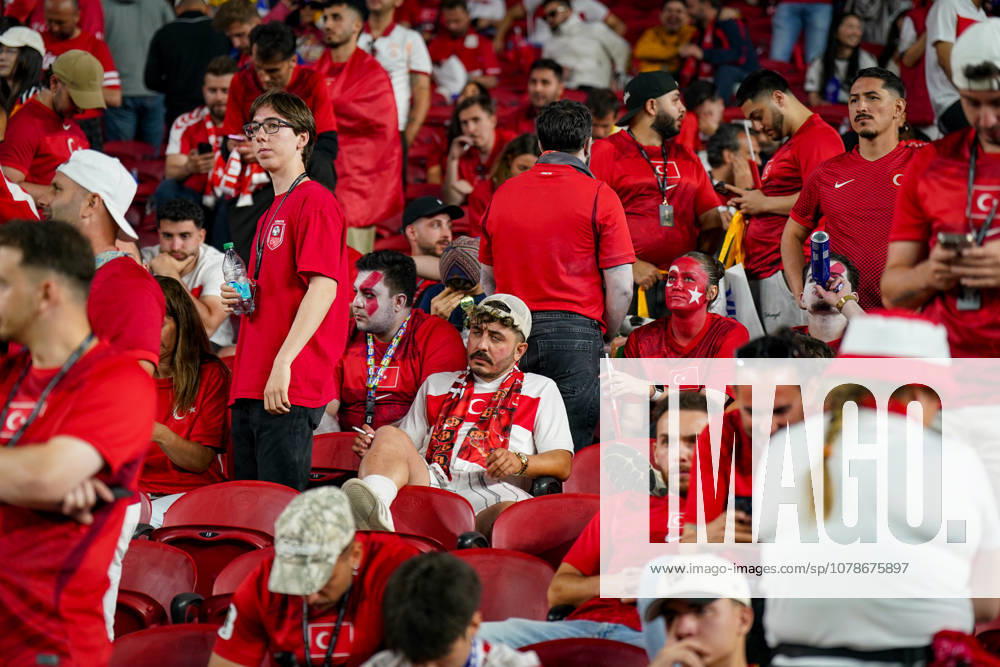 USA: Fußball FIFA World Cup, WM, Weltmeisterschaft, Fussball 2026 Gruppenphase Gruppe D Türkei vs Paraguay Levis Stadium (Santa Clara, San Francisco Bay Area, Santa Clara County, Kalifornien): Türkei, türkische Fans, enttäuschte Fans, Niederlage, Frustration, Enttäuschung, Emotionen, Gesichtsbemalung, Fanschminke, Fanblock, Zuschauer, Tribüne, Supporter, Anhänger, Fankultur, gesenkte Stimmung, Schweigen, Nachdenklichkeit, Reaktionen, Fußballfans, Nationalmannschaft, rot-weiß, Tristesse, Ernüchterung, Sportdrama, Spielende, Niederlagenstimmung.