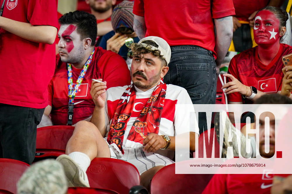 USA: Fußball FIFA World Cup, WM, Weltmeisterschaft, Fussball 2026 Gruppenphase Gruppe D Türkei vs Paraguay Levis Stadium (Santa Clara, San Francisco Bay Area, Santa Clara County, Kalifornien): Türkei, türkische Fans, enttäuschte Fans, Niederlage, Frustration, Enttäuschung, Emotionen, Gesichtsbemalung, Fanschminke, Fanblock, Zuschauer, Tribüne, Supporter, Anhänger, Fankultur, gesenkte Stimmung, Schweigen, Nachdenklichkeit, Reaktionen, Fußballfans, Nationalmannschaft, rot-weiß, Tristesse, Ernüchterung, Sportdrama, Spielende, Niederlagenstimmung.