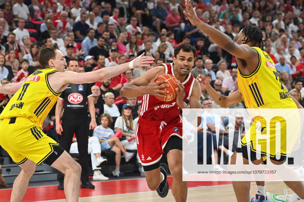 Oscar DA SILVA (FCB), Aktion,Zweikampf gegen Moses WOOD (Berlin,li) und J Wan ROBERTS (Berlin). Basketball BBL,Saison 2025 2026 Play Off Finale Spiel 5, FC Bayern Muenchen - Alba Berlin am 21.06.2026 S A P G A R D EN