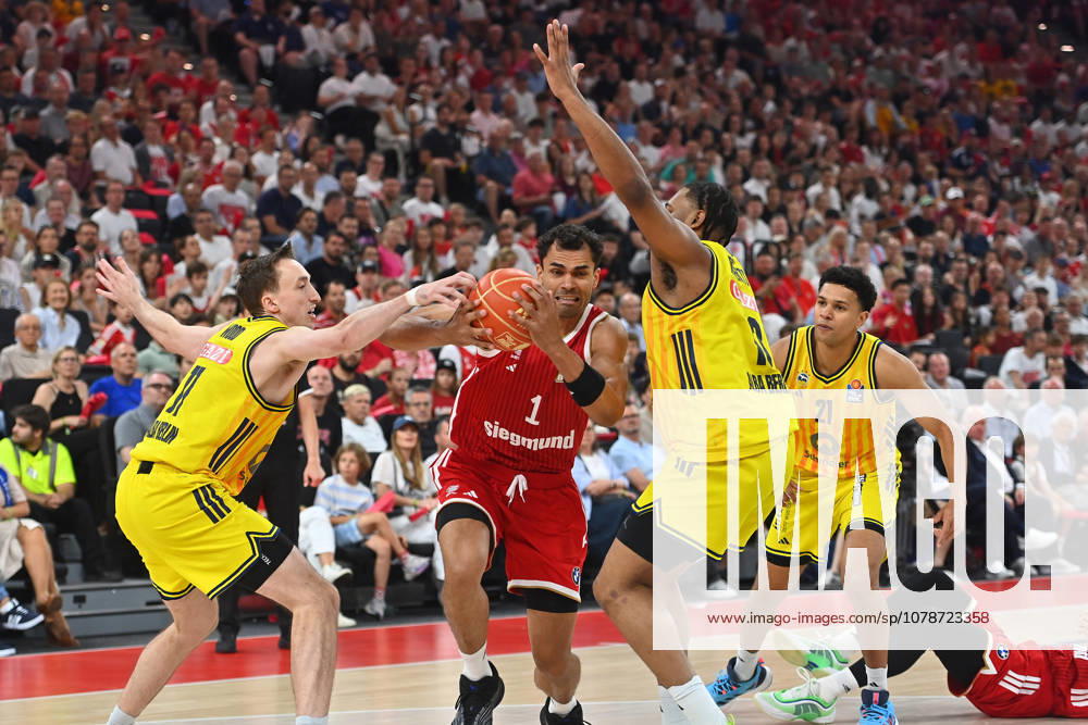 Oscar DA SILVA (FCB), Aktion,Zweikampf gegen Moses WOOD (Berlin,li) und J Wan ROBERTS (Berlin). Basketball BBL,Saison 2025 2026 Play Off Finale Spiel 5, FC Bayern Muenchen - Alba Berlin am 21.06.2026 S A P G A R D EN