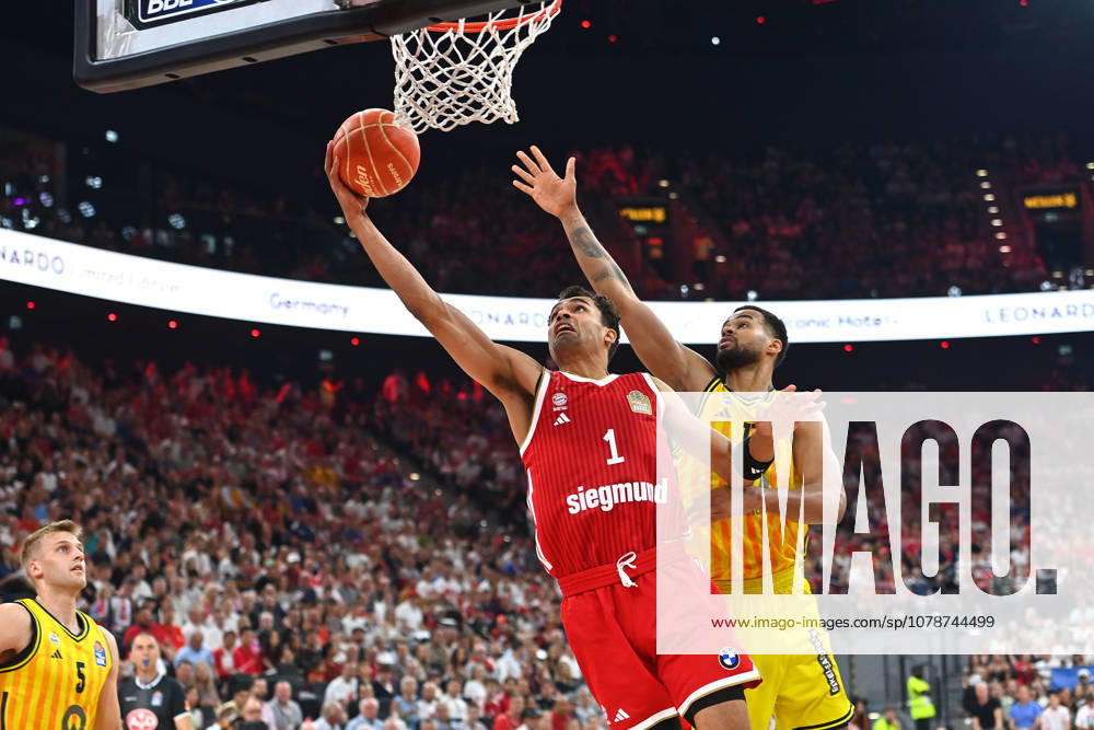 Oscar DA SILVA (FCB), Aktion,Zweikampf gegen Norris AGBAKOKO (Berlin). Basketball BBL,Saison 2025 2026 Play Off Finale Spiel 5, FC Bayern Muenchen - Alba Berlin 81-84 am 21.06.2026 S A P G A R D EN