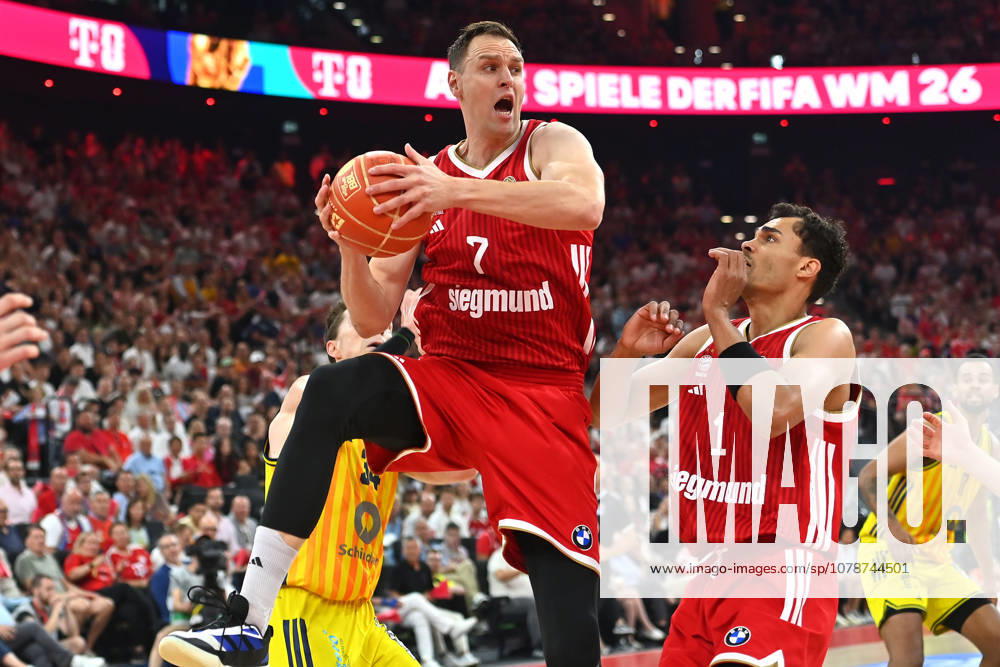 Johannes VOIGTMANN (FCB), Aktion,Zweikampf gegen Justin BEAN (Alba Berlin),re: Oscar DA SILVA (FCB). Basketball BBL,Saison 2025 2026 Play Off Finale Spiel 5, FC Bayern Muenchen - Alba Berlin 81-84 am 21.06.2026 S A P G A R D EN