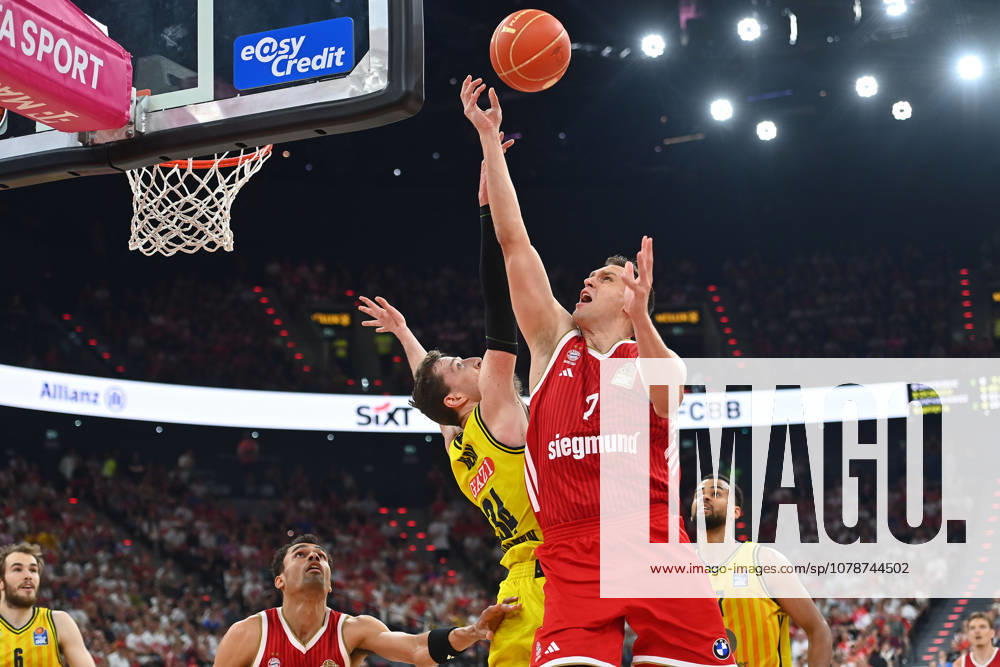 Johannes VOIGTMANN (FCB), Aktion,Zweikampf gegen Justin BEAN (Alba Berlin). Basketball BBL,Saison 2025 2026 Play Off Finale Spiel 5, FC Bayern Muenchen - Alba Berlin 81-84 am 21.06.2026 S A P G A R D EN