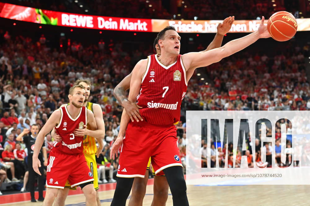 Johannes VOIGTMANN (FCB),Aktion,Zweikampf. Basketball BBL,Saison 2025 2026 Play Off Finale Spiel 5, FC Bayern Muenchen - Alba Berlin 81-84 am 21.06.2026 S A P G A R D EN