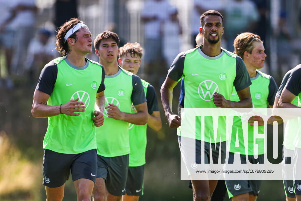 Robert Glatzel (VfL Wolfsburg) und Fabian Reese (VfL Wolfsburg) - 2. Fussball Bundesliga Saison 2026-2027 Trainingsauftakt VfL Wolfsburg am VfL Center in Wolfsburg - Fussball,Deutschland,Mann,Männer