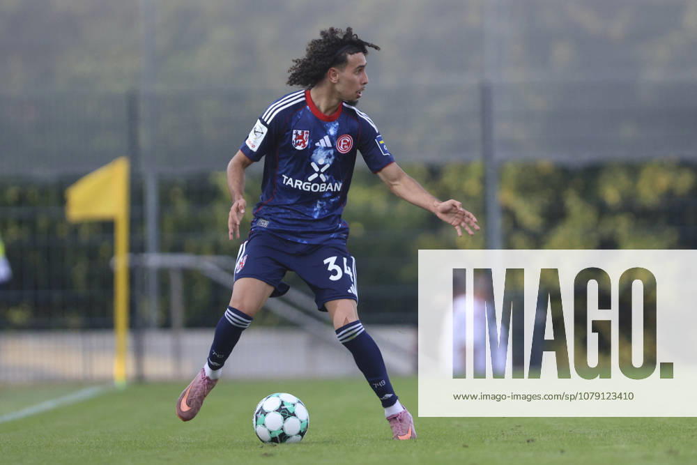 Anas Slimani (Fortuna Düsseldorf) in Aktion, am Ball, Einzelaktion waehrend des Testspiels zwischen 1.FC Monheim und Fortuna Düsseldorf, Merkur Spielbanken Arena am 03. July 2026 in Monheim am Rhein, Deutschland. (Foto von Oliver Kaelke DeFodi Images) +++ Anas Slimani (Fortuna Düsseldorf) controls the ball during the friendly match between 1.FC Monheim and Fortuna Düsseldorf at Merkur Spielbanken Arena on July 3, 2026 in Monheim, Germany. (Photo by Oliver Kaelke DeFodi Images) (Photo by Oliver Kaelke DeFodi Images) -