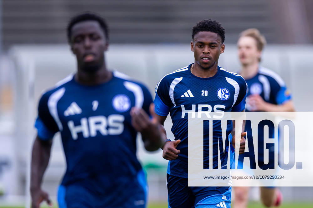 Fussball, Training des FC Schalke 04. Junior Adamu (FC Schalke 04). Gelsenkirchen Trainingsgelände FC Schalke 04 NRW Deutschland xRHR-FOTO YYx
